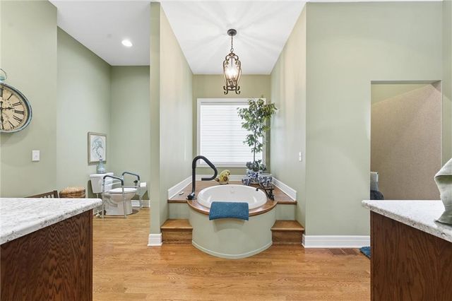 900 Oakmont Drive, Lansing, KS 66043