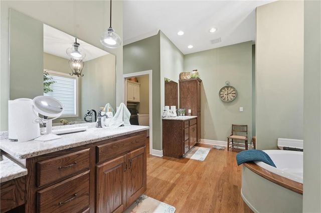 900 Oakmont Drive, Lansing, KS 66043