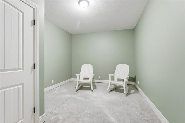 900 Oakmont Drive, Lansing, KS 66043