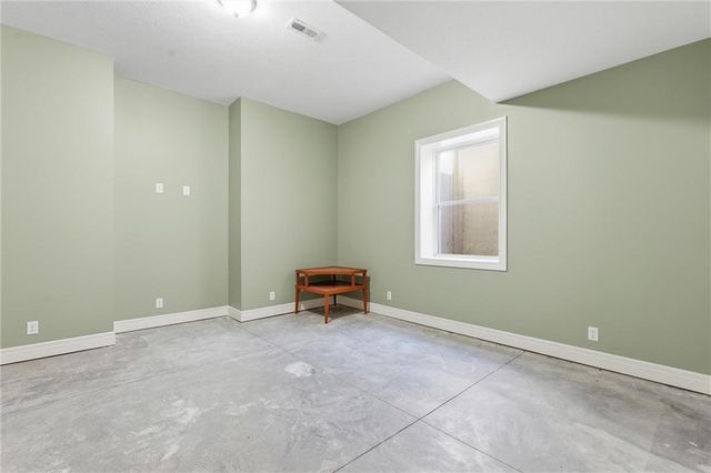 900 Oakmont Drive, Lansing, KS 66043