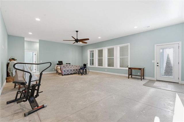 900 Oakmont Drive, Lansing, KS 66043