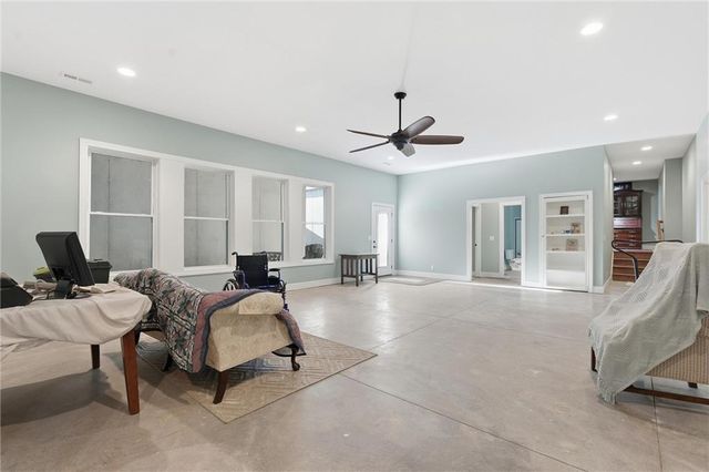 900 Oakmont Drive, Lansing, KS 66043