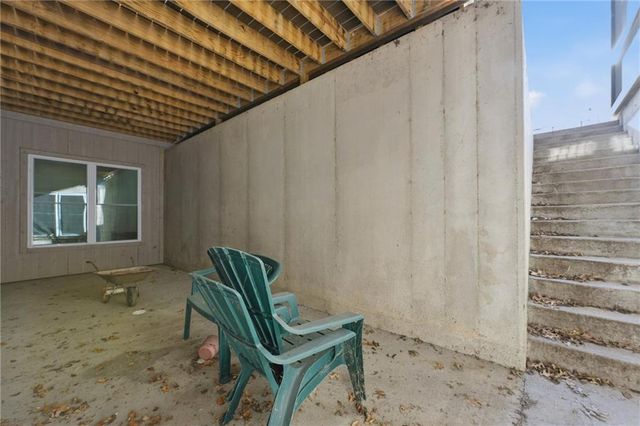 900 Oakmont Drive, Lansing, KS 66043