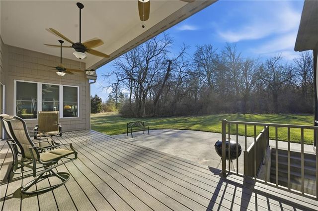 900 Oakmont Drive, Lansing, KS 66043