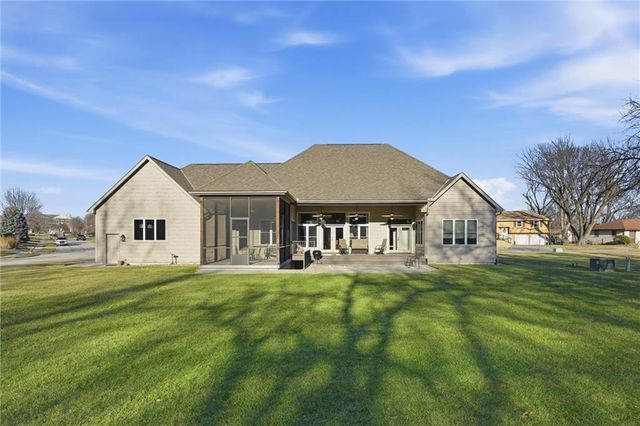 900 Oakmont Drive, Lansing, KS 66043