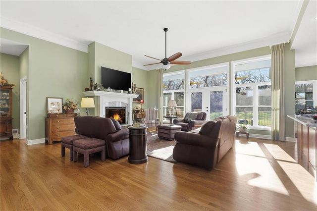 900 Oakmont Drive, Lansing, KS 66043