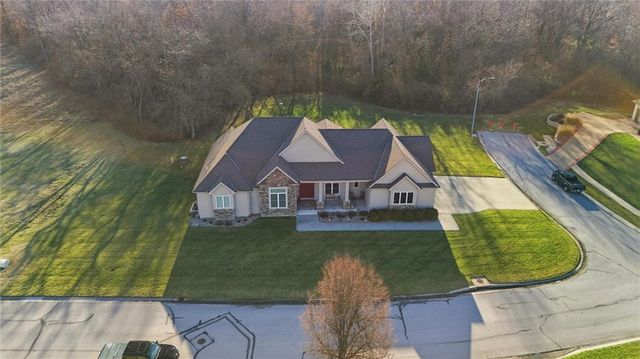 900 Oakmont Drive, Lansing, KS 66043