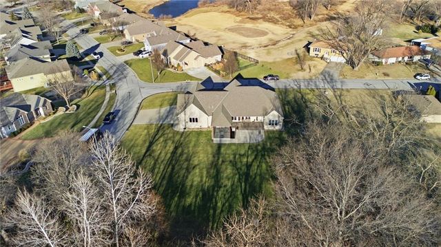 900 Oakmont Drive, Lansing, KS 66043