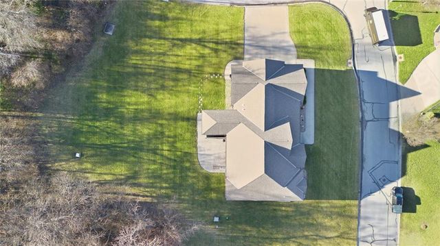 900 Oakmont Drive, Lansing, KS 66043