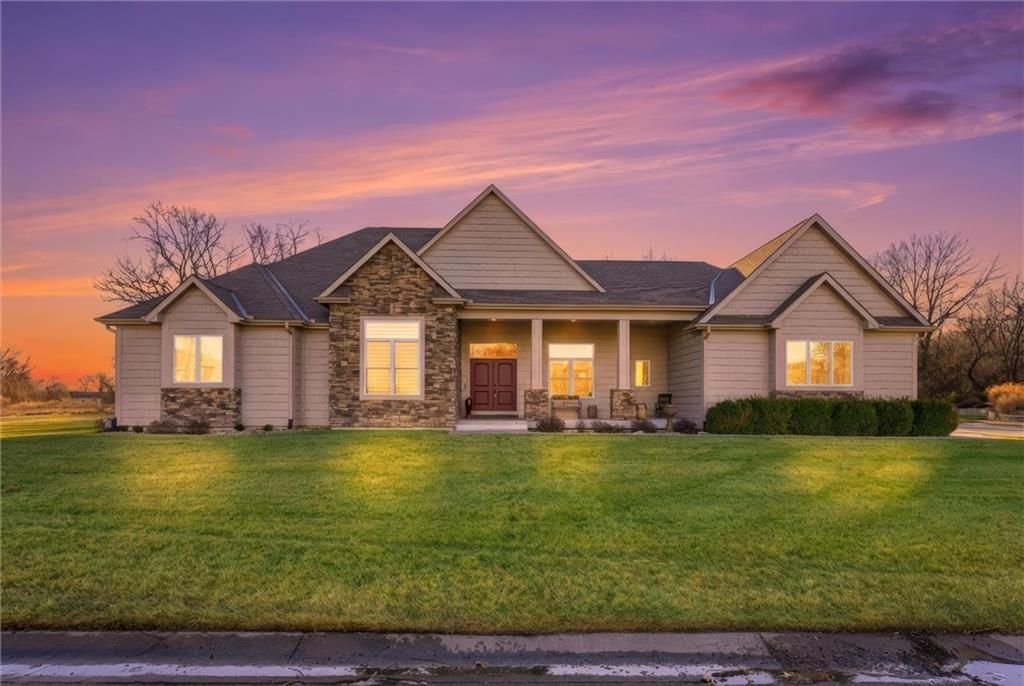 900 Oakmont Drive, Lansing, KS 66043