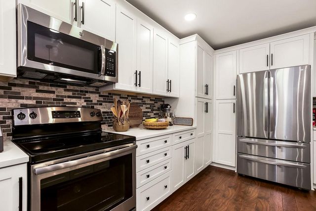2413 SW RICHWOOD Circle, Blue Springs, MO 64015