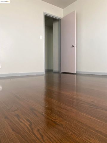 8454 E Ney Ave, Oakland, CA 94605