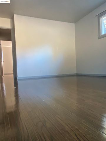 8454 E Ney Ave, Oakland, CA 94605