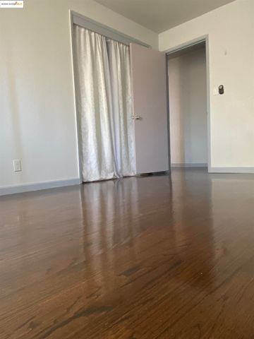 8454 E Ney Ave, Oakland, CA 94605