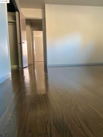 8454 E Ney Ave, Oakland, CA 94605