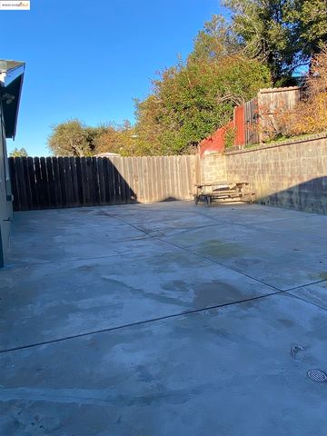 8454 E Ney Ave, Oakland, CA 94605