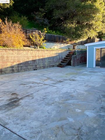 8454 E Ney Ave, Oakland, CA 94605