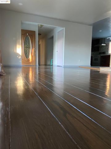 8454 E Ney Ave, Oakland, CA 94605