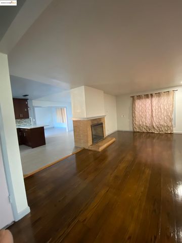 8454 E Ney Ave, Oakland, CA 94605