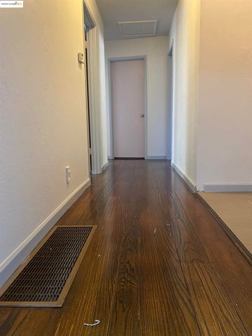 8454 E Ney Ave, Oakland, CA 94605