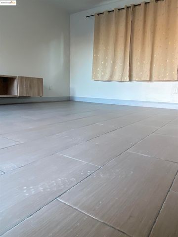 8454 E Ney Ave, Oakland, CA 94605