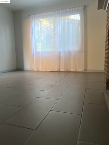 8454 E Ney Ave, Oakland, CA 94605