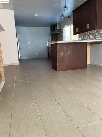 8454 E Ney Ave, Oakland, CA 94605