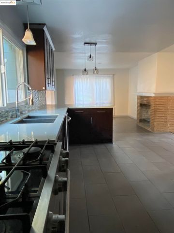 8454 E Ney Ave, Oakland, CA 94605