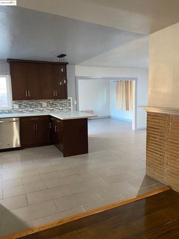 8454 E Ney Ave, Oakland, CA 94605