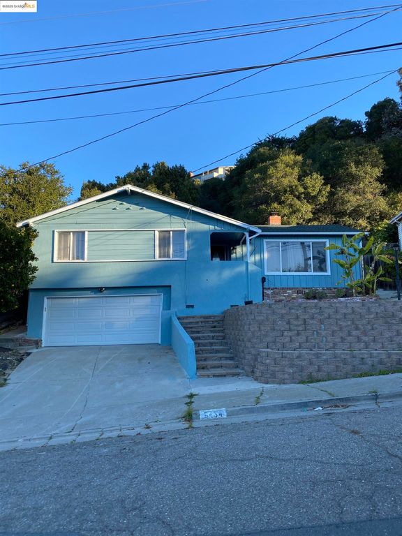 8454 E Ney Ave, Oakland, CA 94605