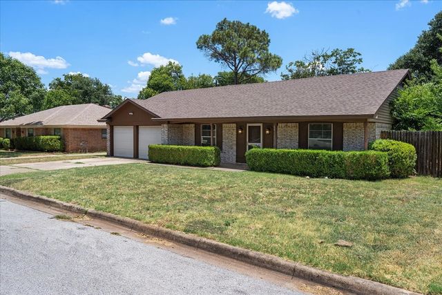 7409 Pinehurst Drive W, Fort Worth, TX 76134