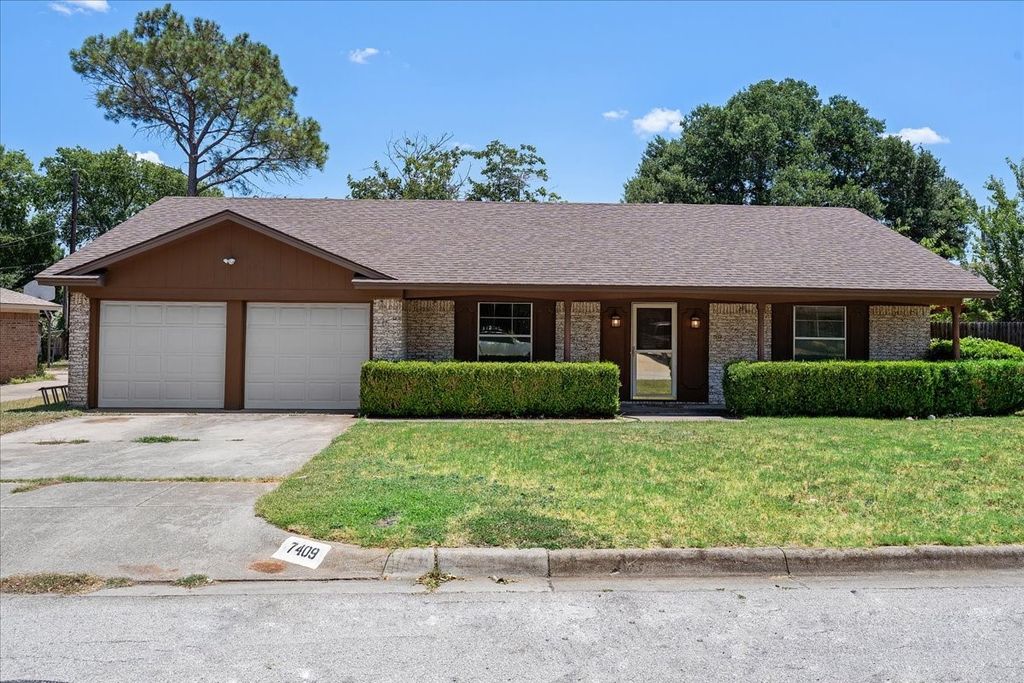 7409 Pinehurst Drive W, Fort Worth, TX 76134