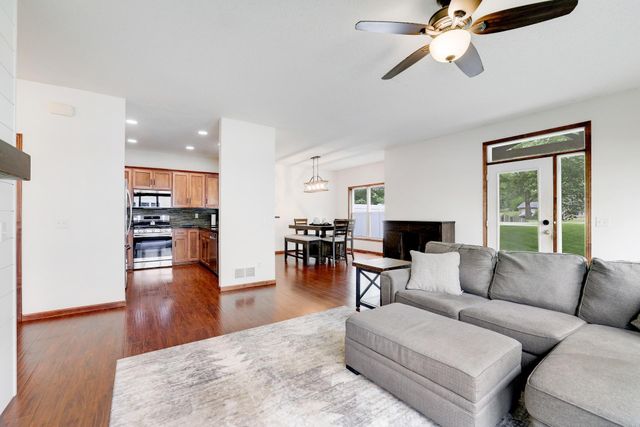 7018 15th Street N, Oakdale, MN 55128