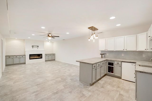 7018 15th Street N, Oakdale, MN 55128