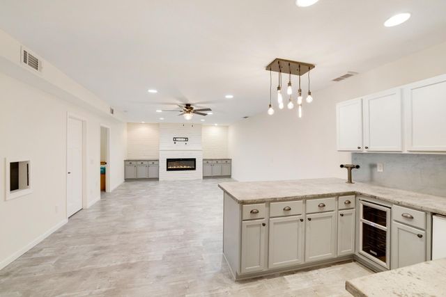 7018 15th Street N, Oakdale, MN 55128