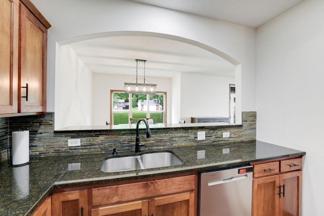 7018 15th Street N, Oakdale, MN 55128