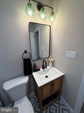 9 E WILLIAMS AVE, Barrington, NJ 08007