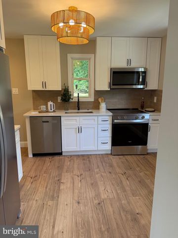 9 E WILLIAMS AVE, Barrington, NJ 08007