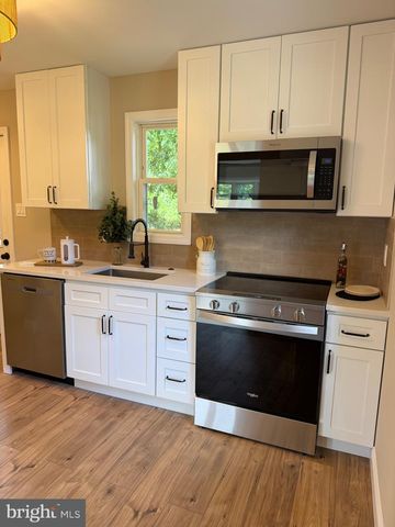 9 E WILLIAMS AVE, Barrington, NJ 08007