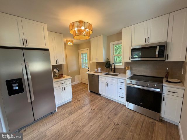 9 E WILLIAMS AVE, Barrington, NJ 08007