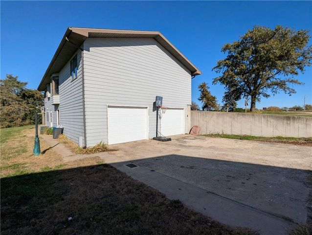 1277 200th Street, Hiawatha, KS 66434
