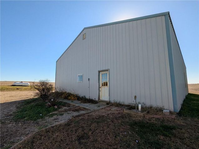 1277 200th Street, Hiawatha, KS 66434