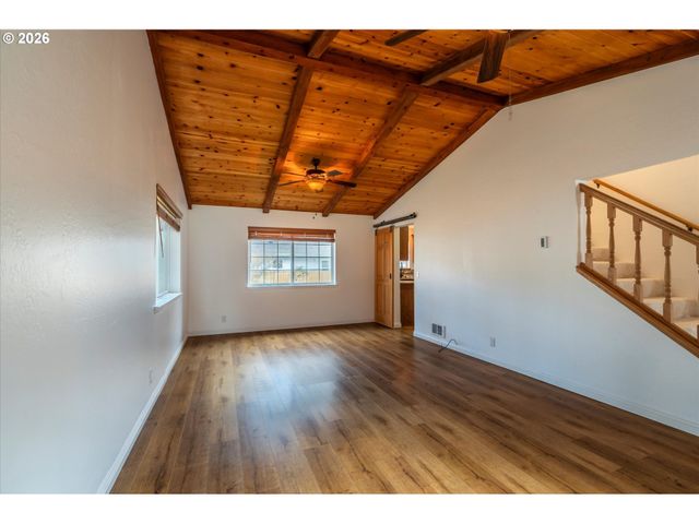 1057 4th St Se, Bandon, OR 97411