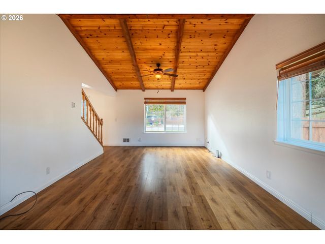 1057 4th St Se, Bandon, OR 97411