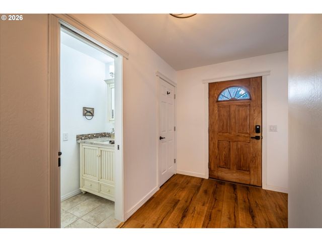 1057 4th St Se, Bandon, OR 97411