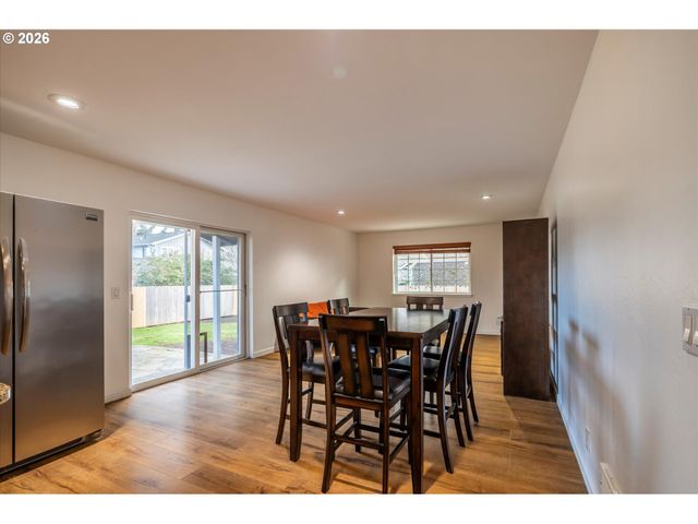 1057 4th St Se, Bandon, OR 97411