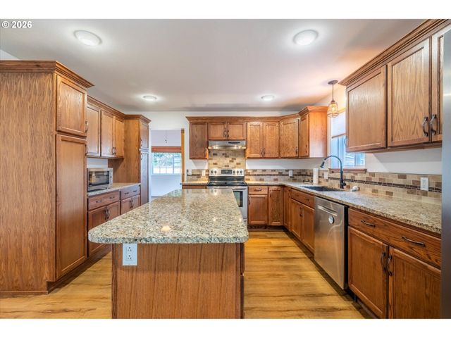 1057 4th St Se, Bandon, OR 97411