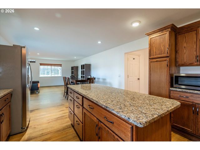 1057 4th St Se, Bandon, OR 97411