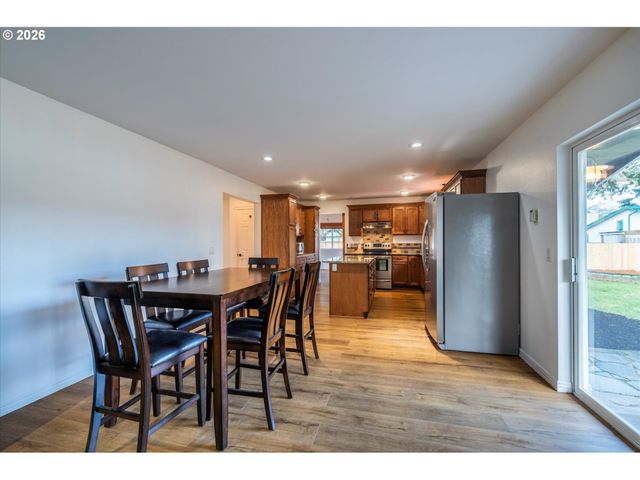 1057 4th St Se, Bandon, OR 97411