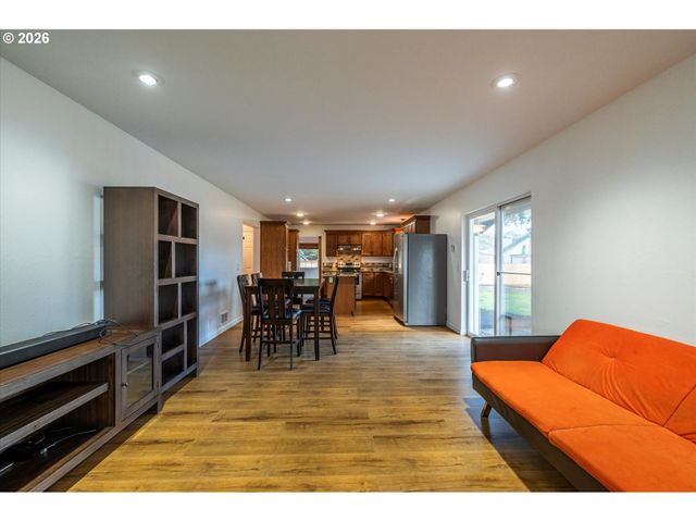 1057 4th St Se, Bandon, OR 97411